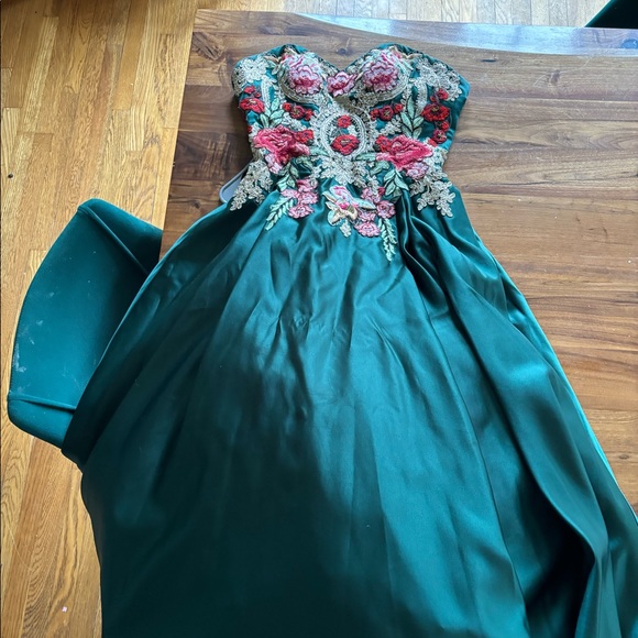 Blondie Nites gown - Picture 3 of 5